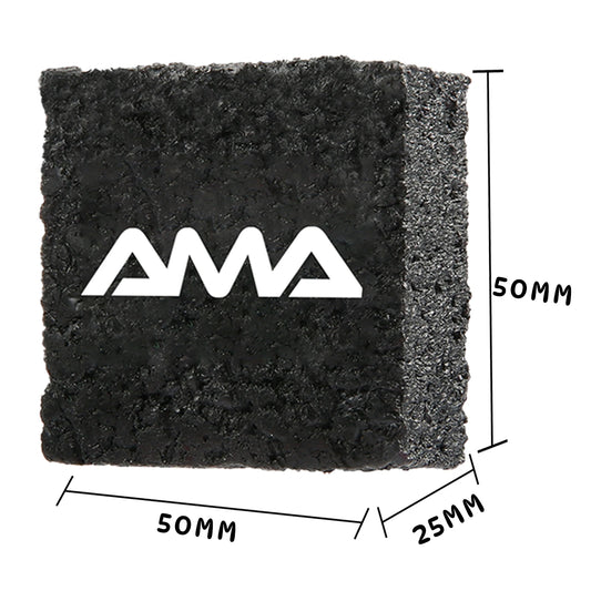 Gomme de nettoyage AMASPORT noire en vue de trois quarts avec ses cotes : 50 mm x 50 mm x 25 mm