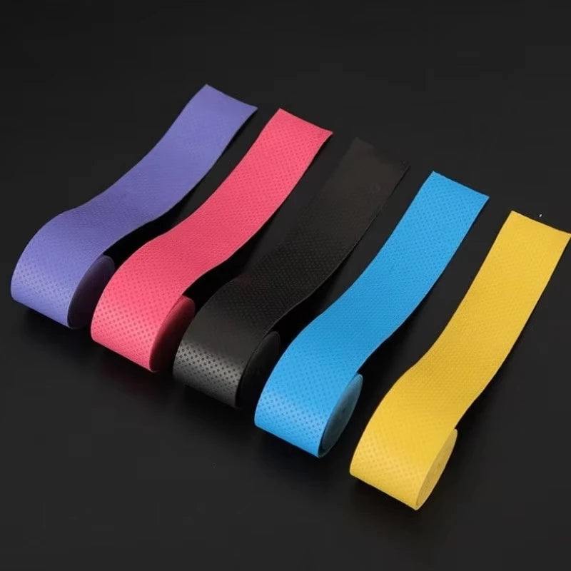 Grip de raquette antidérapant, cinq bandes violet, rose, noir, bleu et jaune déroulées en éventail sur fond noir