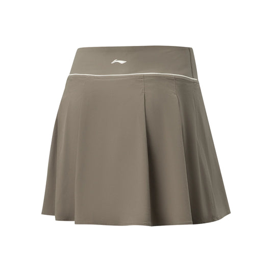 Jupe-short femme Li-Ning LN DRY taupe vue de dos à plat, plis creux, liseré crème et logo Li-Ning à la taille