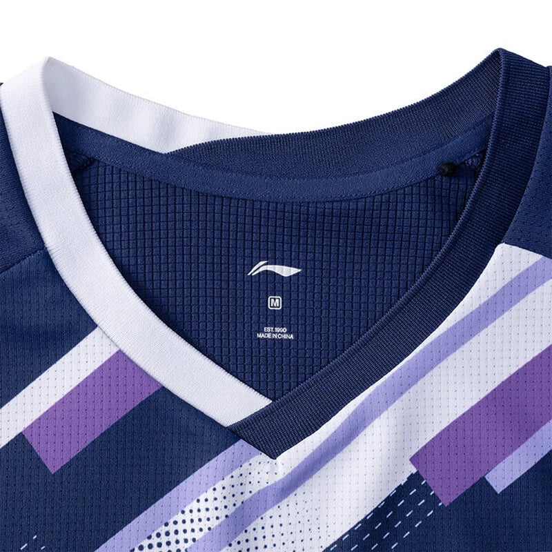 Maillot de pickleball Li-Ning Pro bleu marine, gros plan sur le col en V blanc et l'étiquette taille M