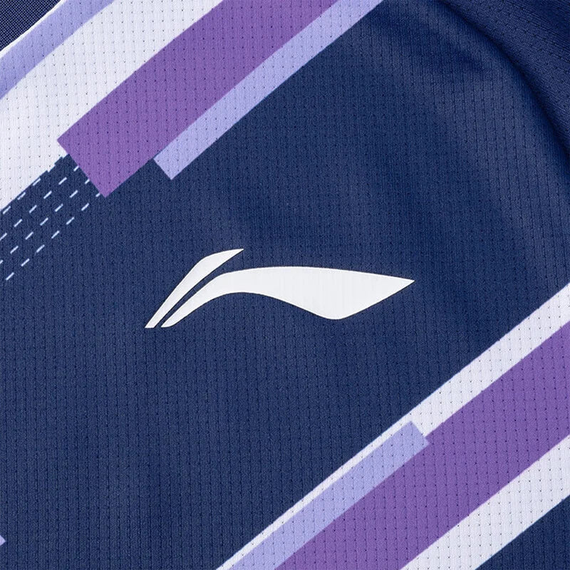 Maillot de pickleball Li-Ning Pro bleu marine, détail du logo Li-Ning blanc et du tissu micro-aéré