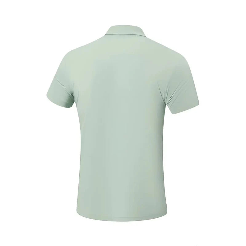Polo technique homme Li-Ning vert sauge vu de dos, coupe droite à manches courtes sur fond blanc