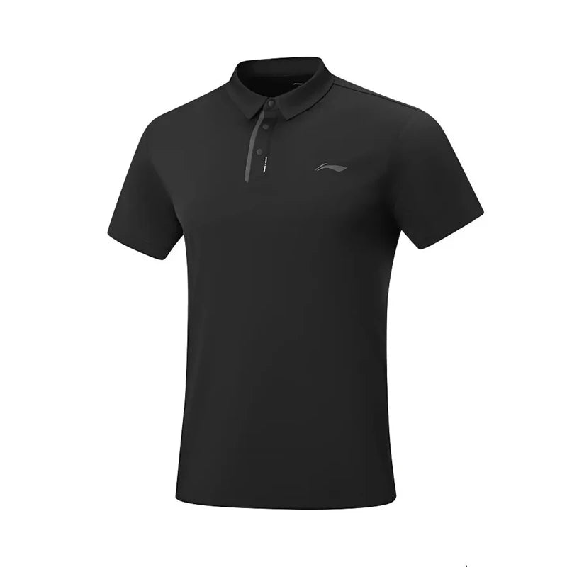 Polo technique homme Li-Ning LN FAST DRY noir vu de face, patte de boutonnage grise et logo gris
