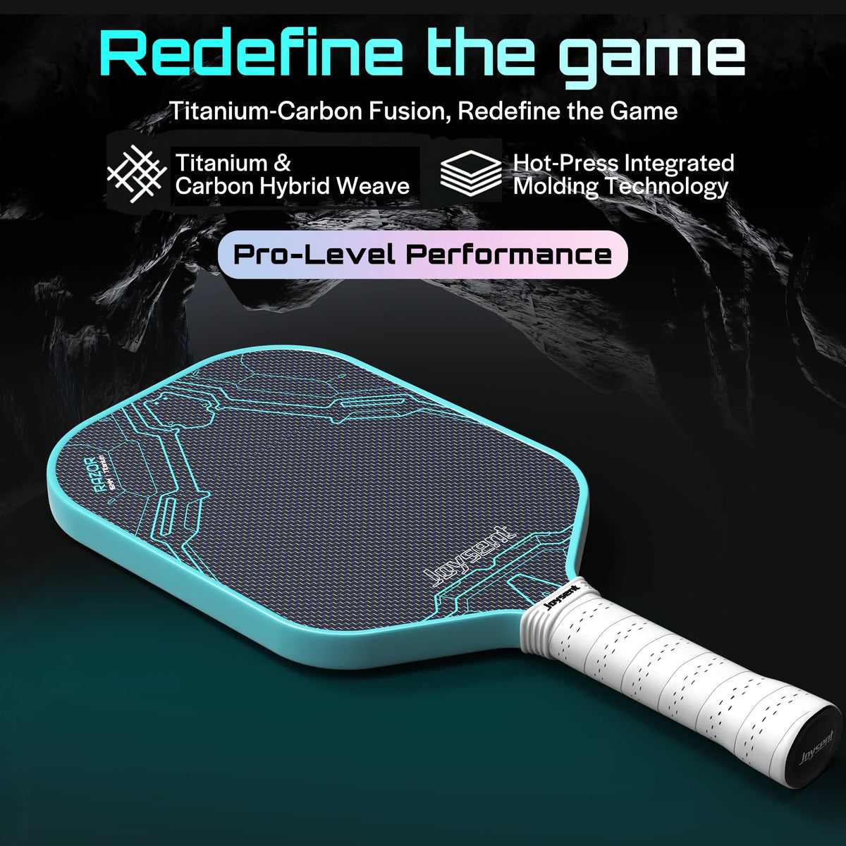 Raquette de pickleball Joysent Razor bleu turquoise posée en biais, surface en fibre de carbone et titane tissée