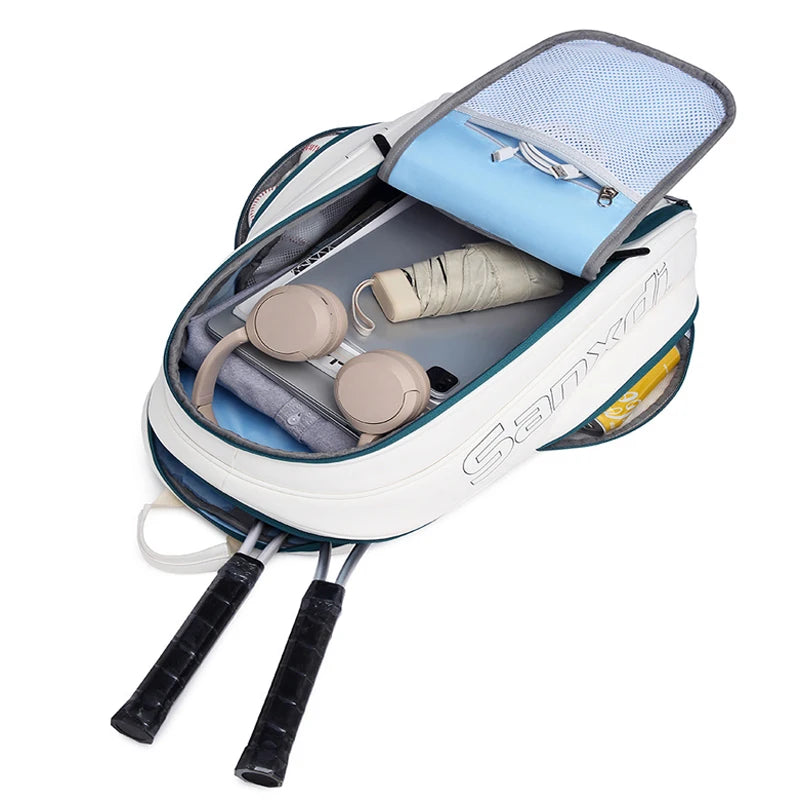 Sac à dos SANXDI blanc ouvert à plat : casque audio, parapluie, ordinateur et deux manches de raquette qui dépassent