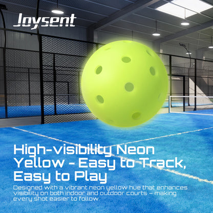 Balle de pickleball Joysent jaune fluo sur un court couvert