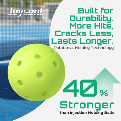 Balle de pickleball Joysent rotomoulée devant un filet