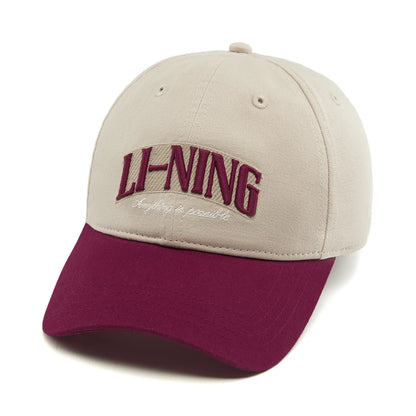 Casquette Li-Ning en coton beige à visière bordeaux, logo LI-NING brodé bordeaux sur le devant