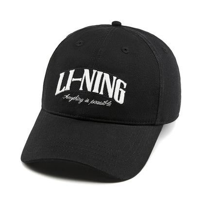 Casquette Li-Ning en coton noir avec logo LI-NING brodé en blanc en relief et slogan, vue de trois-quarts