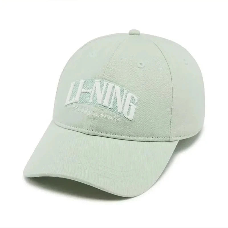 Casquette Li-Ning en coton vert d'eau avec logo LI-NING brodé blanc en relief, vue de trois-quarts