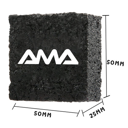 Gomme de nettoyage AMASPORT noire en vue de trois quarts avec ses cotes : 50 mm x 50 mm x 25 mm
