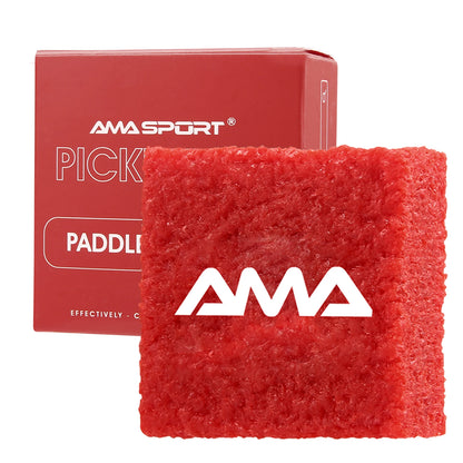 Gomme de nettoyage AMASPORT rouge au logo AMA blanc, texture alvéolée visible, devant sa boîte rouge