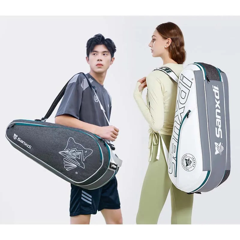 Grand sac de raquettes SANXDI porté à l'épaule par un homme en gris chiné et sur le dos par une femme en blanc