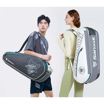Grand sac de raquettes SANXDI porté à l'épaule par un homme en gris chiné et sur le dos par une femme en blanc
