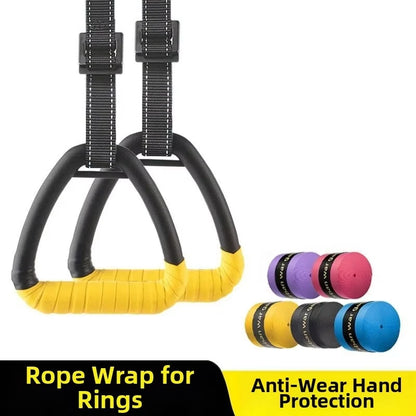 Grip antidérapant jaune enroulé sur des poignées d'anneaux de gymnastique, rouleaux de couleurs à côté
