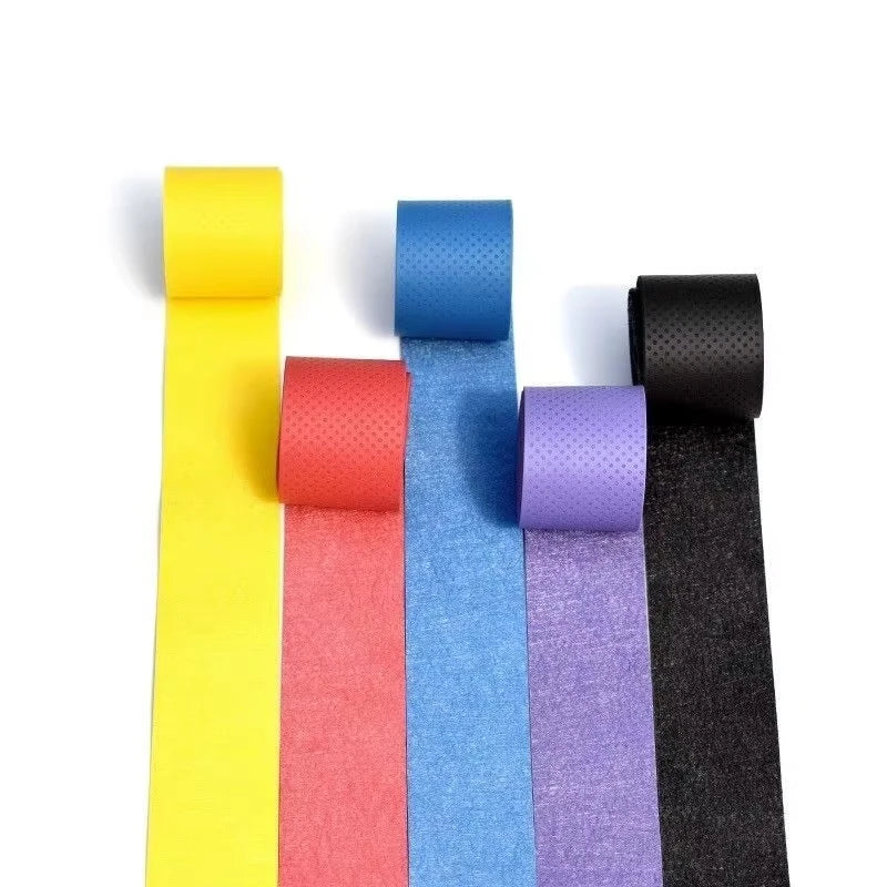 Grip de raquette antidérapant, cinq bandes déroulées jaune, rouge, bleue, violette et noire, surface perforée