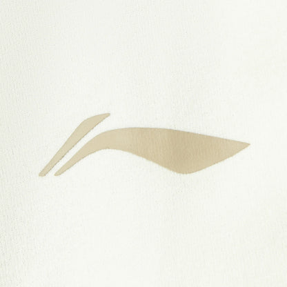 Haut manches longues femme Li-Ning : gros plan sur le logo Li-Ning beige imprimé sur le tissu écru
