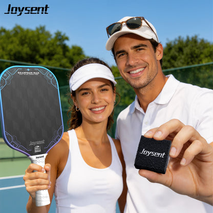 Joueurs de pickleball avec une raquette Joysent et une gomme de nettoyage
