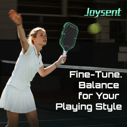 Joueuse de pickleball avec une raquette lestée de ruban de plomb Joysent