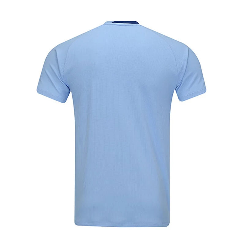 Maillot de pickleball Li-Ning Pro bleu ciel vu de dos, uni avec un liseré bleu roi à l'encolure