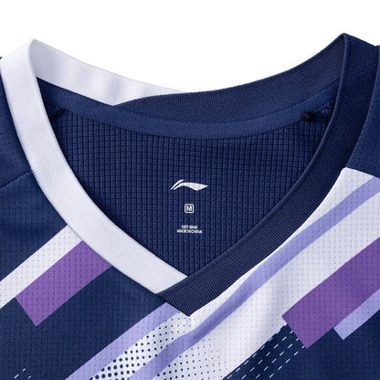 Maillot de pickleball Li-Ning Pro bleu marine, gros plan sur le col en V blanc et l'étiquette taille M