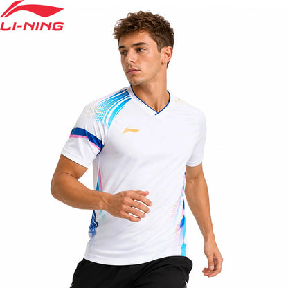 Maillot de pickleball Li-Ning Compétition blanc à motifs bleus et roses, porté par un joueur en short noir