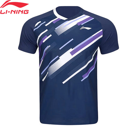 Maillot de pickleball Li-Ning Pro bleu marine vu de face, bandes graphiques blanches, violettes et lavande
