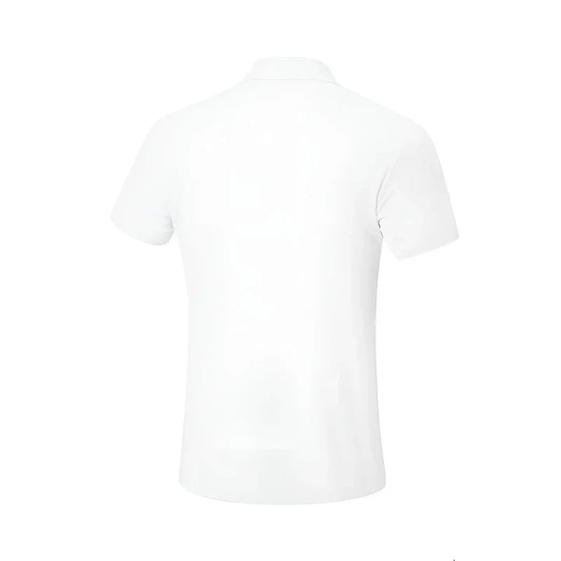 Polo technique homme Li-Ning blanc vu de dos, tissu respirant à manches courtes et col polo, fond blanc