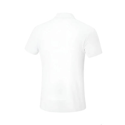 Polo technique homme Li-Ning blanc vu de dos, tissu respirant à manches courtes et col polo, fond blanc
