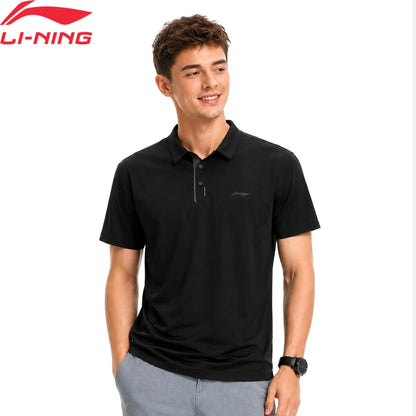 Polo technique homme Li-Ning LN FAST DRY noir porté par un homme souriant, patte de boutonnage grise