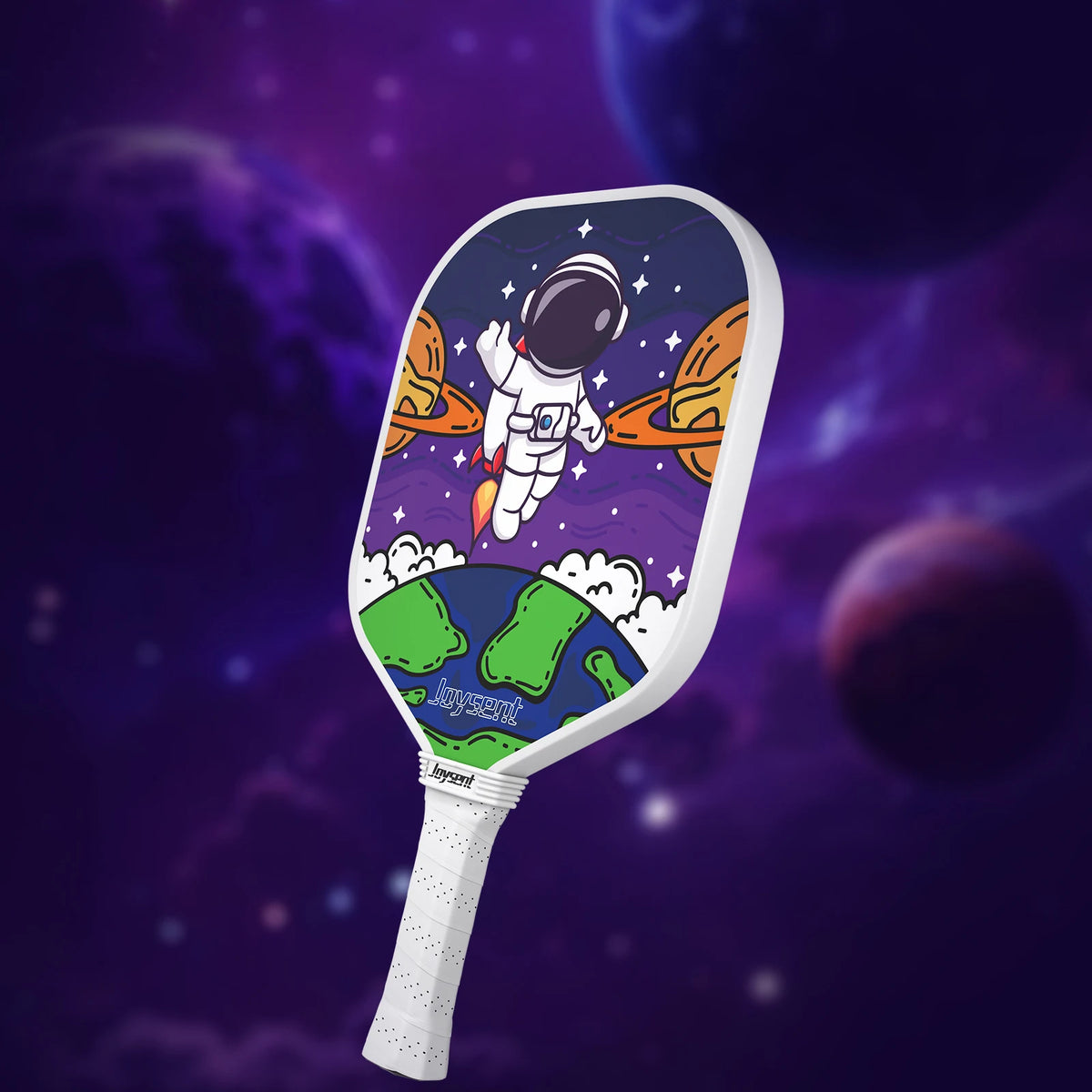 Raquette de pickleball enfant Joysent astronaute, tamis violet et Terre verte, manche blanc, sur fond d'espace étoilé