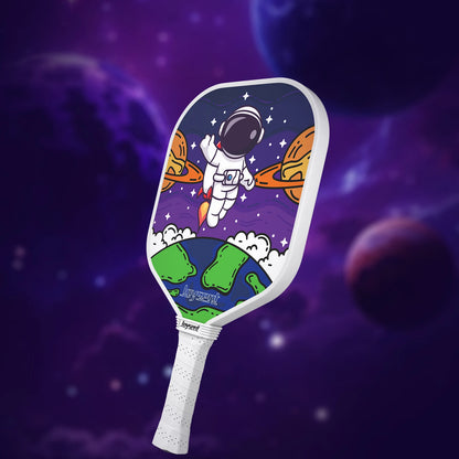 Raquette de pickleball enfant Joysent astronaute, tamis violet et Terre verte, manche blanc, sur fond d'espace étoilé