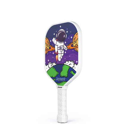 Raquette de pickleball enfant Joysent décor astronaute vue de trois quarts sur fond blanc, grip blanc perforé