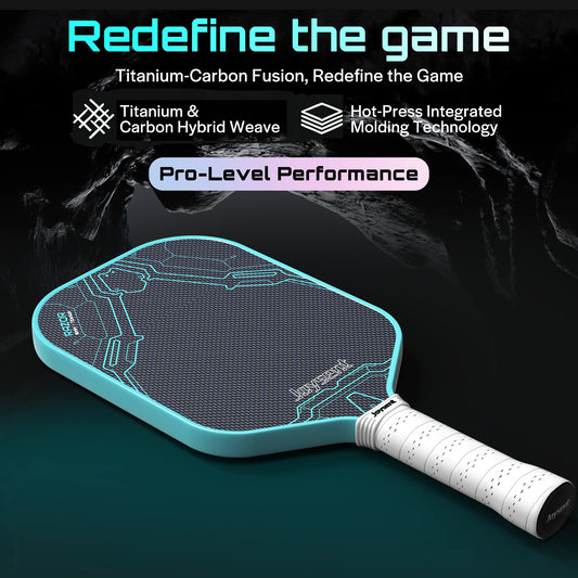 Raquette de pickleball Joysent Razor bleu turquoise posée en biais, surface en fibre de carbone et titane tissée