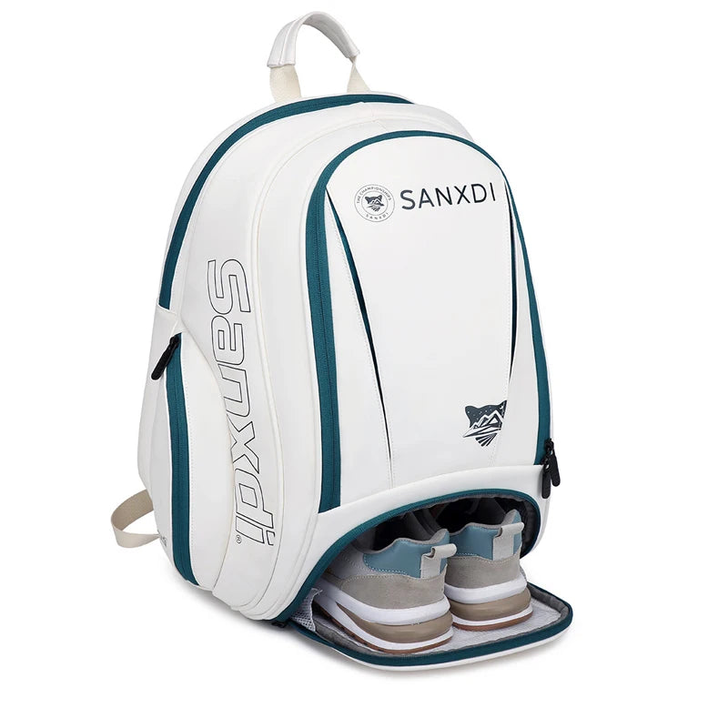 Sac à dos SANXDI blanc à liserés vert pétrole, compartiment chaussures ouvert en bas avec une paire de baskets
