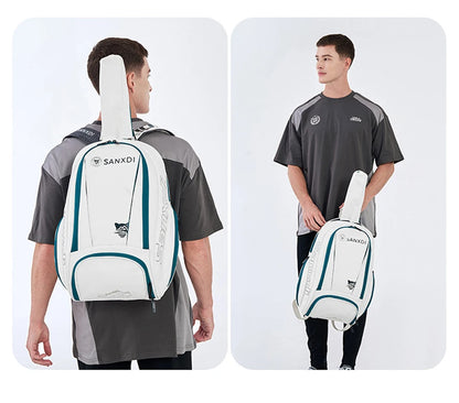 Sac à dos SANXDI blanc porté sur le dos puis à la main par un homme en t-shirt gris, deux vues côte à côte