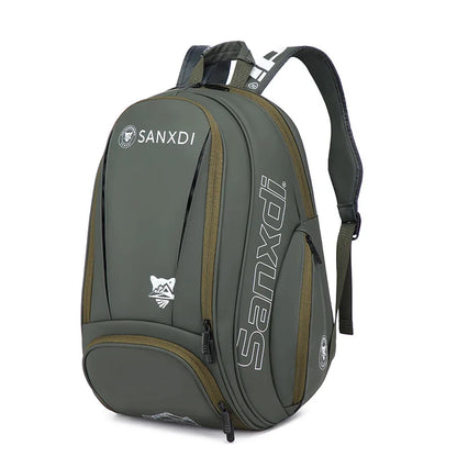 Sac à dos SANXDI gris kaki à liserés olive, vue de trois quarts, logo SANXDI et emblème renard blancs en façade
