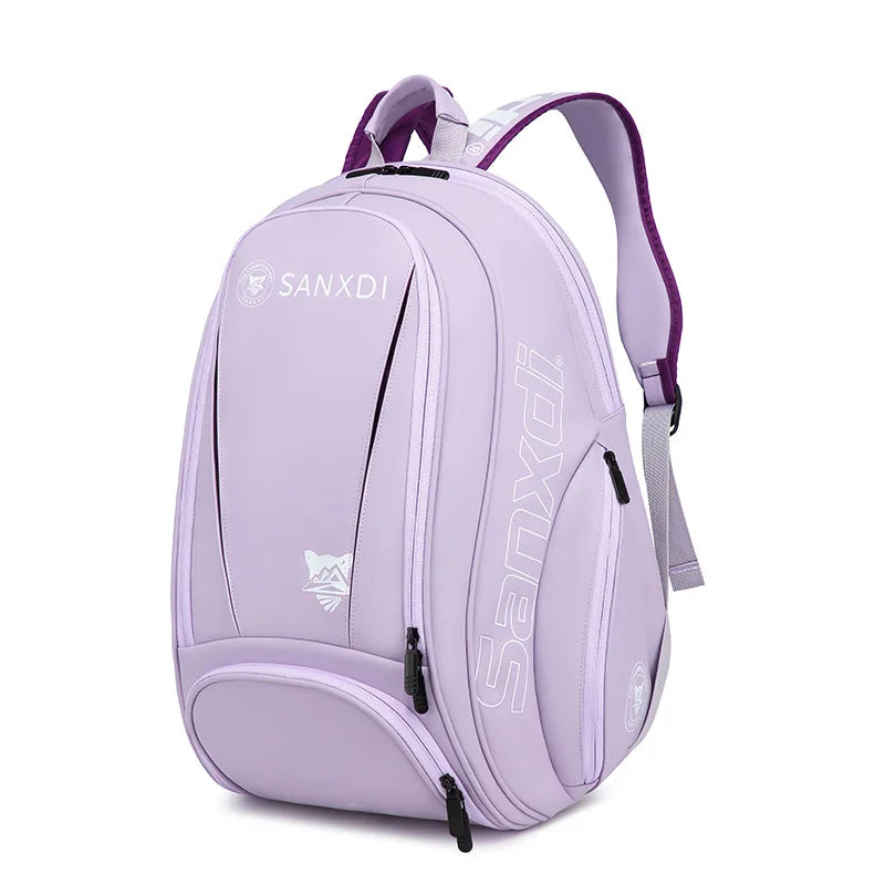 Sac à dos SANXDI lavande, vue de trois quarts, bretelles doublées violet foncé et logo SANXDI blanc en façade