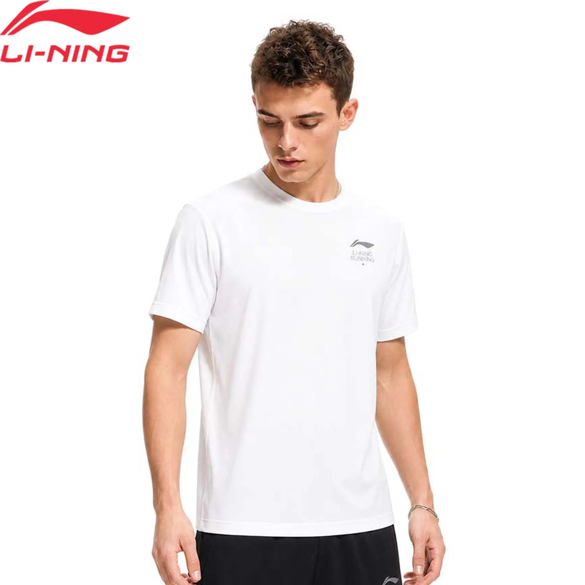 T-shirt technique homme Li-Ning LN AIR DRY blanc porté par un homme, vue de face avec logo Li-Ning Running