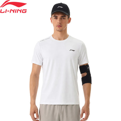T-shirt d'entraînement homme Li-Ning LN DRY blanc porté de face par un homme en casquette noire, logo Li-Ning