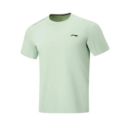 T-shirt d'entraînement homme Li-Ning LN DRY vert d'eau vu de face, logo Li-Ning noir et marquage à l'épaule