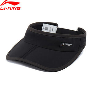 Visière de sport Li-Ning noire vue de trois quarts, logo argenté sur le bandeau et visière à double surpiqûre
